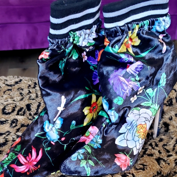 Floral velvet material booties with elasticized ankles size 9 - Picture 1 of 3